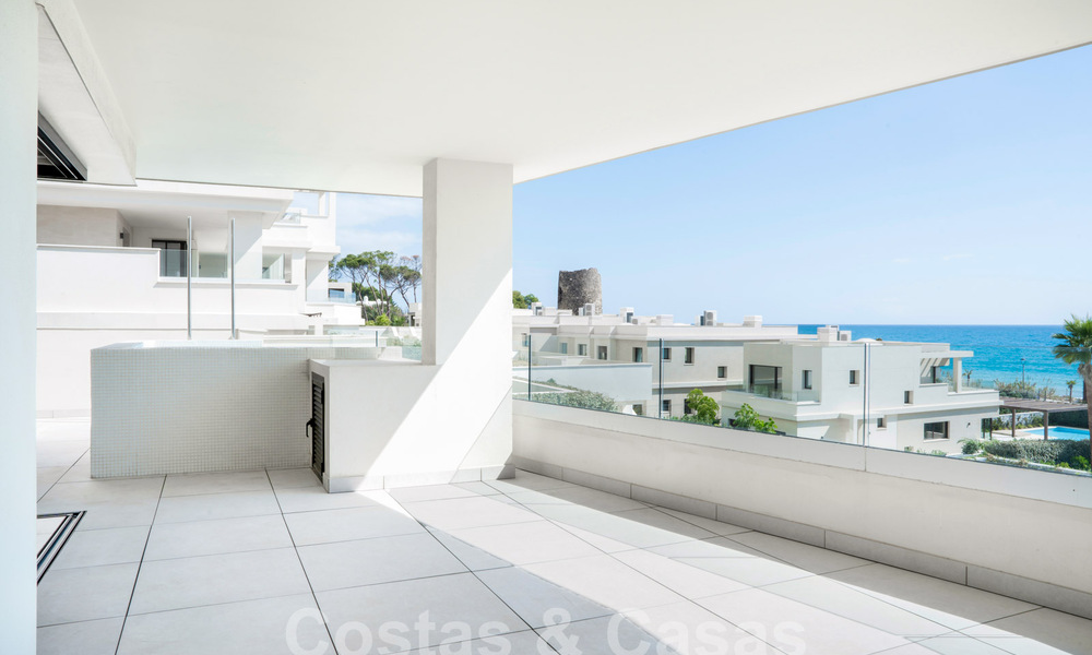 Moderno apartamento de lujo en venta con vistas al mar en un exclusivo complejo de playa en la Nueva Milla de Oro, Marbella - Estepona 60769