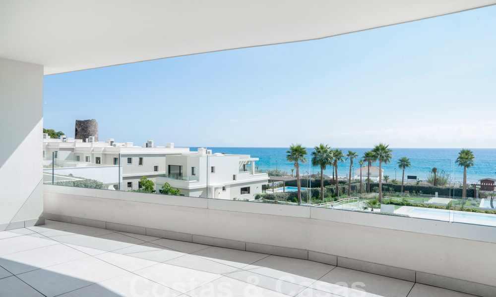 Moderno apartamento de lujo en venta con vistas al mar en un exclusivo complejo de playa en la Nueva Milla de Oro, Marbella - Estepona 60770