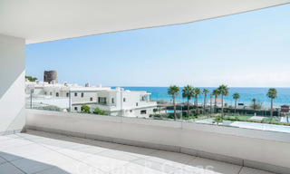 Moderno apartamento de lujo en venta con vistas al mar en un exclusivo complejo de playa en la Nueva Milla de Oro, Marbella - Estepona 60770 