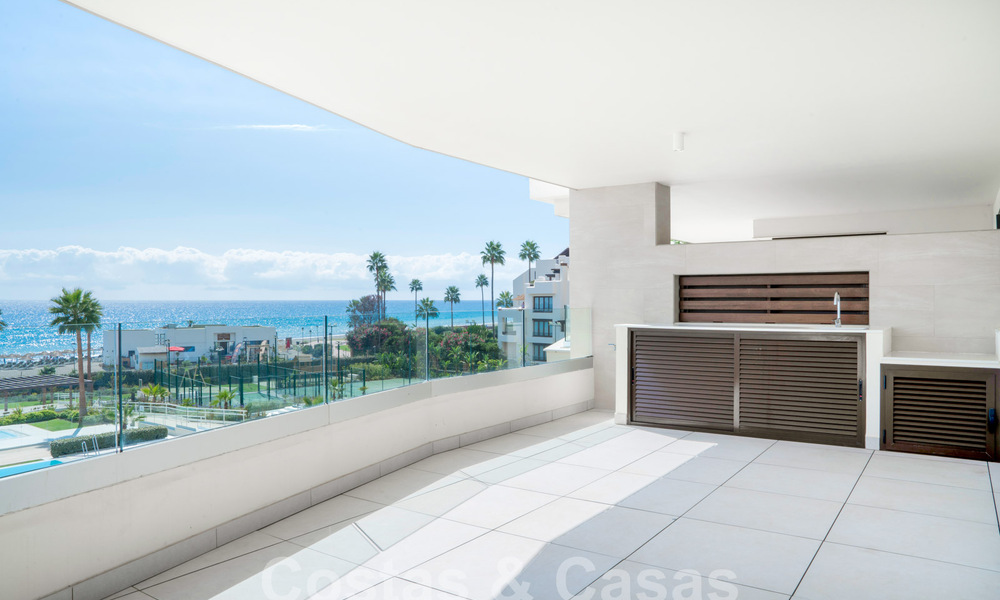 Moderno apartamento de lujo en venta con vistas al mar en un exclusivo complejo de playa en la Nueva Milla de Oro, Marbella - Estepona 60771
