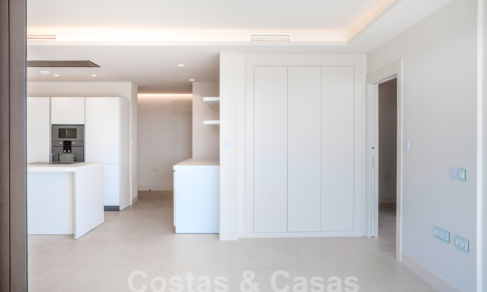 Moderno apartamento de lujo en venta con vistas al mar en un exclusivo complejo de playa en la Nueva Milla de Oro, Marbella - Estepona 60772