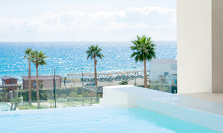Moderno apartamento de lujo en venta con vistas al mar en un exclusivo complejo de playa en la Nueva Milla de Oro, Marbella - Estepona 60773 