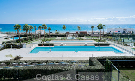 Moderno apartamento de lujo en venta con vistas al mar en un exclusivo complejo de playa en la Nueva Milla de Oro, Marbella - Estepona 60774