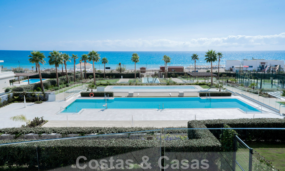 Moderno apartamento de lujo en venta con vistas al mar en un exclusivo complejo de playa en la Nueva Milla de Oro, Marbella - Estepona 60774