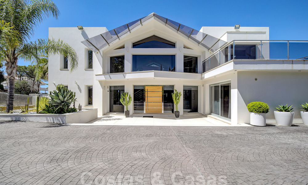 Moderna villa de lujo en venta con vistas al golf en Nueva Andalucía, Marbella 60779