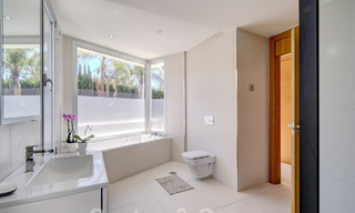 Moderna villa de lujo en venta con vistas al golf en Nueva Andalucía, Marbella 60780 