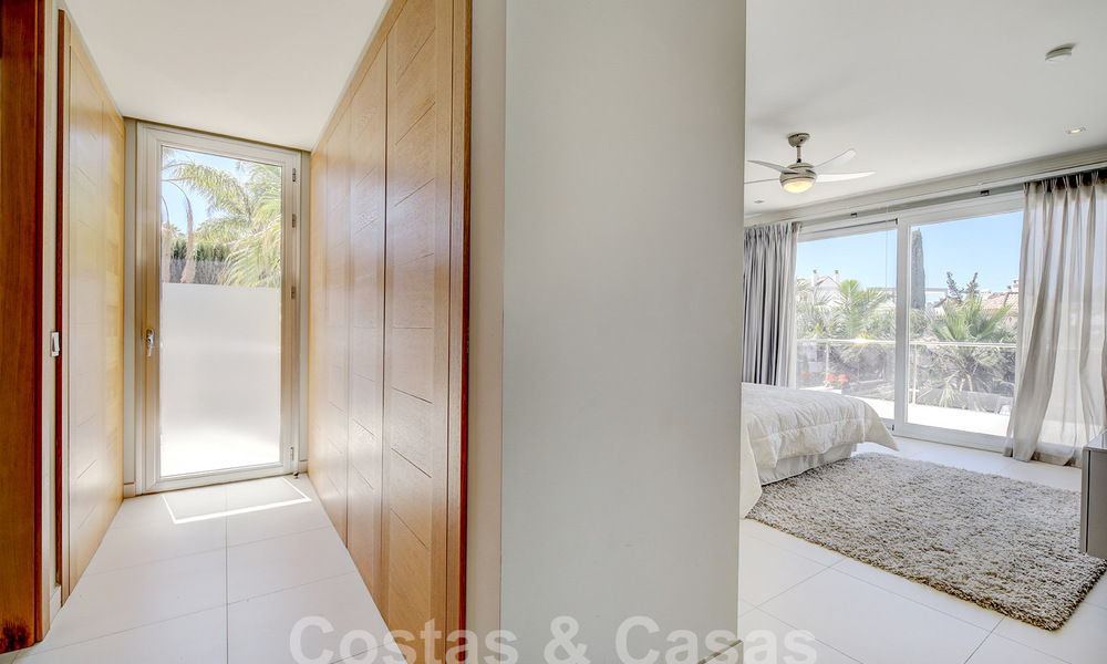 Moderna villa de lujo en venta con vistas al golf en Nueva Andalucía, Marbella 60782