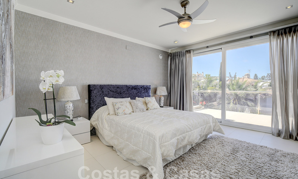 Moderna villa de lujo en venta con vistas al golf en Nueva Andalucía, Marbella 60783