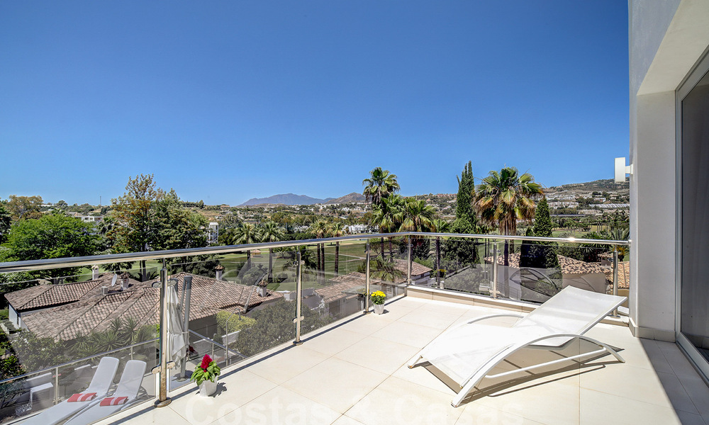 Moderna villa de lujo en venta con vistas al golf en Nueva Andalucía, Marbella 60795