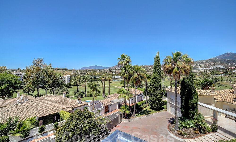 Moderna villa de lujo en venta con vistas al golf en Nueva Andalucía, Marbella 60796