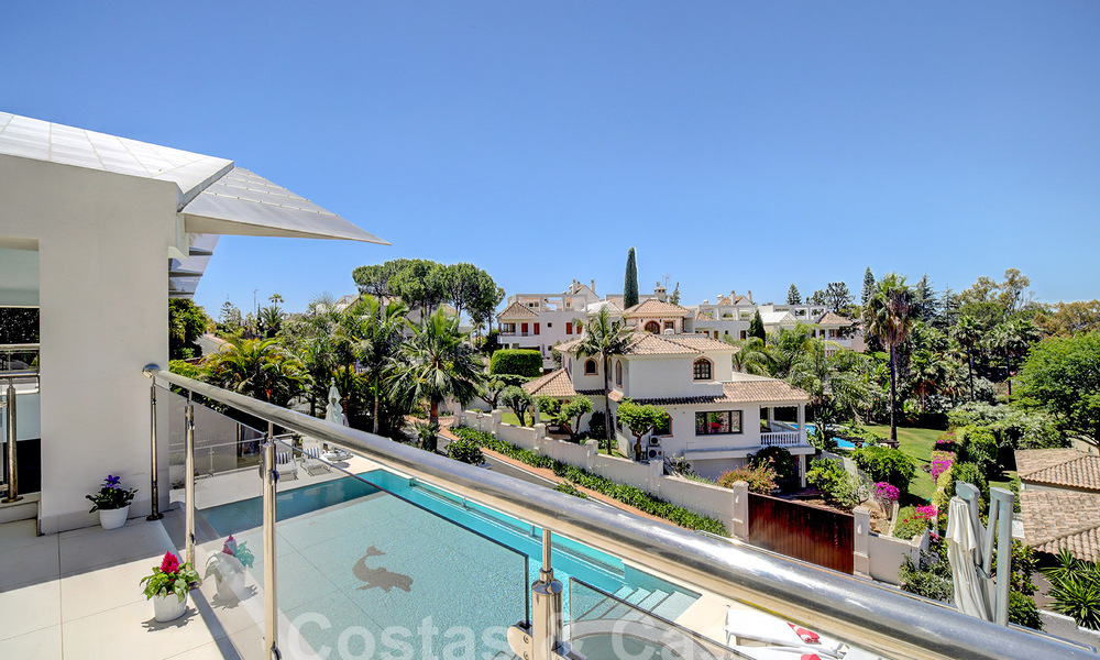 Moderna villa de lujo en venta con vistas al golf en Nueva Andalucía, Marbella 60797