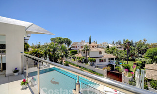 Moderna villa de lujo en venta con vistas al golf en Nueva Andalucía, Marbella 60797 