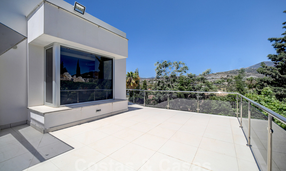 Moderna villa de lujo en venta con vistas al golf en Nueva Andalucía, Marbella 60800