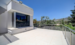Moderna villa de lujo en venta con vistas al golf en Nueva Andalucía, Marbella 60800 