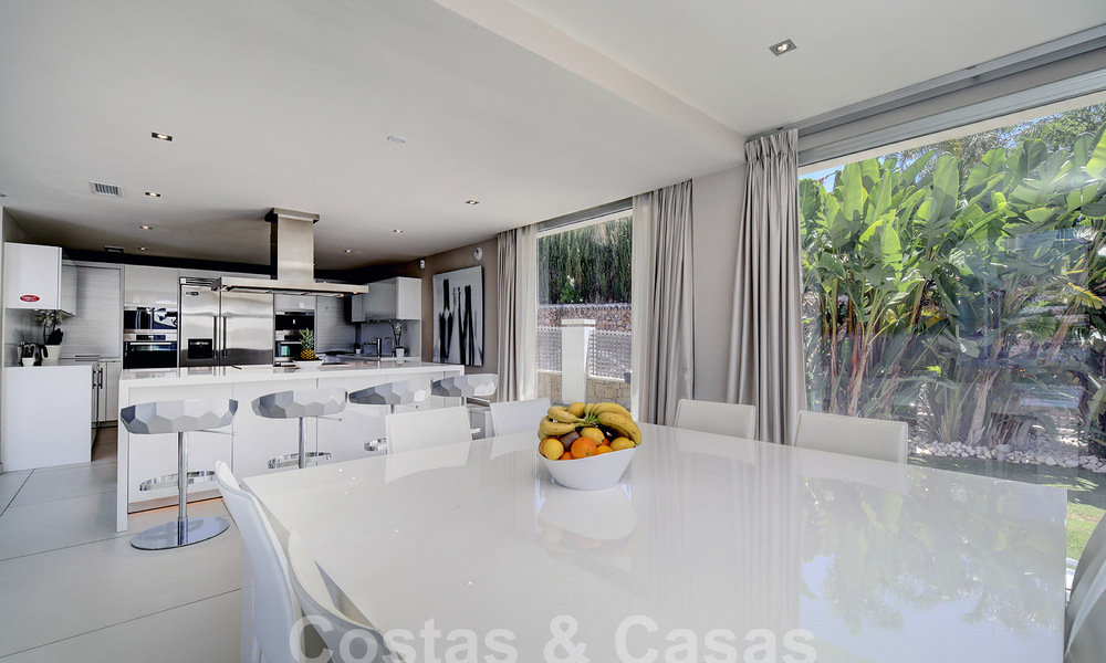 Moderna villa de lujo en venta con vistas al golf en Nueva Andalucía, Marbella 60803