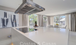 Moderna villa de lujo en venta con vistas al golf en Nueva Andalucía, Marbella 60805 