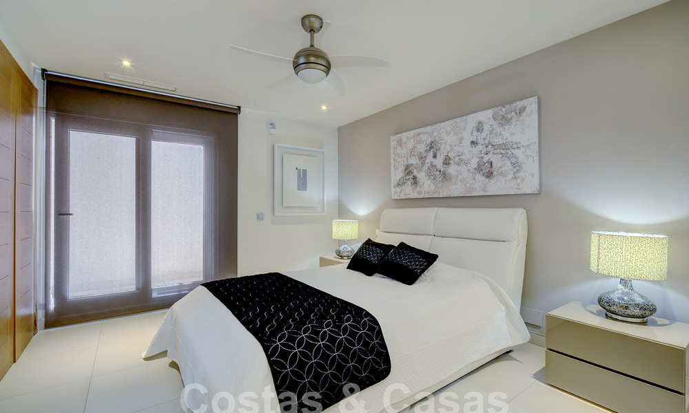Moderna villa de lujo en venta con vistas al golf en Nueva Andalucía, Marbella 60812