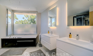 Moderna villa de lujo en venta con vistas al golf en Nueva Andalucía, Marbella 60824 