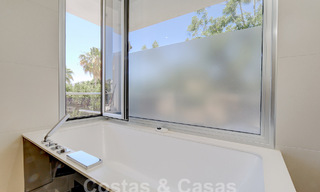 Moderna villa de lujo en venta con vistas al golf en Nueva Andalucía, Marbella 60826 