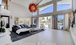 Moderna villa de lujo en venta con vistas al golf en Nueva Andalucía, Marbella 60827 