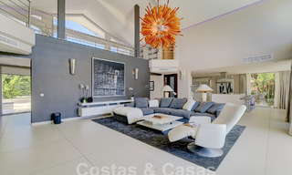 Moderna villa de lujo en venta con vistas al golf en Nueva Andalucía, Marbella 60828 