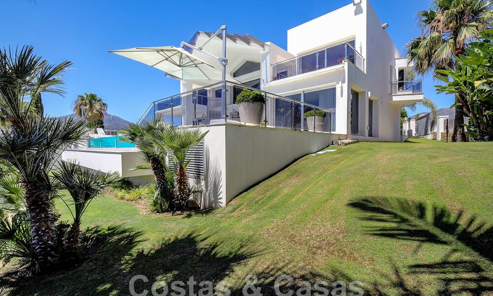 Moderna villa de lujo en venta con vistas al golf en Nueva Andalucía, Marbella 60831