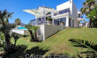 Moderna villa de lujo en venta con vistas al golf en Nueva Andalucía, Marbella 60831 