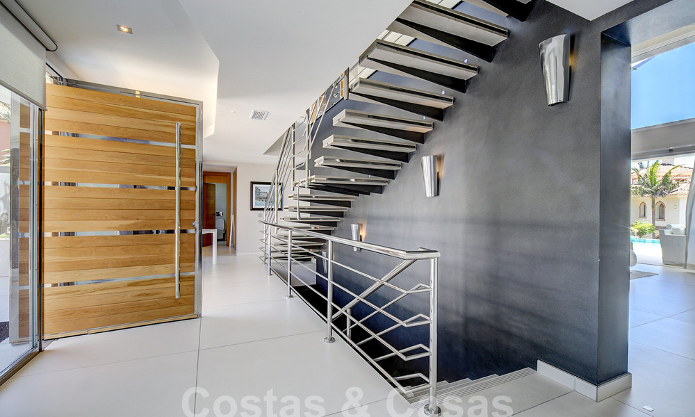 Moderna villa de lujo en venta con vistas al golf en Nueva Andalucía, Marbella 60832
