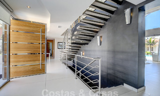 Moderna villa de lujo en venta con vistas al golf en Nueva Andalucía, Marbella 60832 