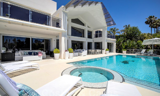 Moderna villa de lujo en venta con vistas al golf en Nueva Andalucía, Marbella 60835 