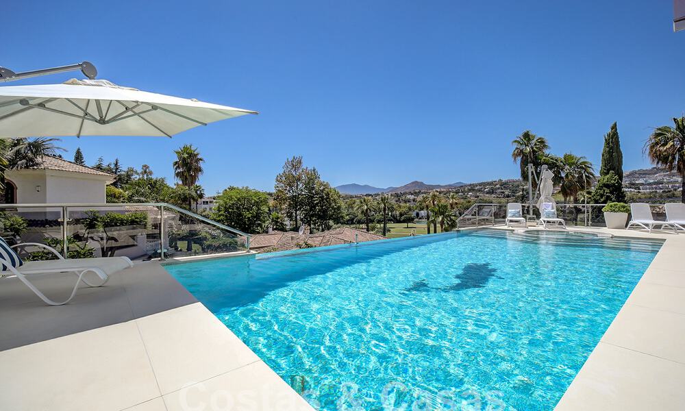 Moderna villa de lujo en venta con vistas al golf en Nueva Andalucía, Marbella 60836