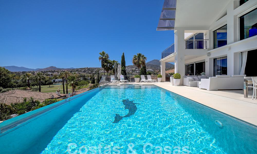 Moderna villa de lujo en venta con vistas al golf en Nueva Andalucía, Marbella 60837