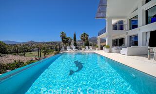 Moderna villa de lujo en venta con vistas al golf en Nueva Andalucía, Marbella 60837 