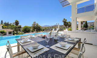 Moderna villa de lujo en venta con vistas al golf en Nueva Andalucía, Marbella 60838 