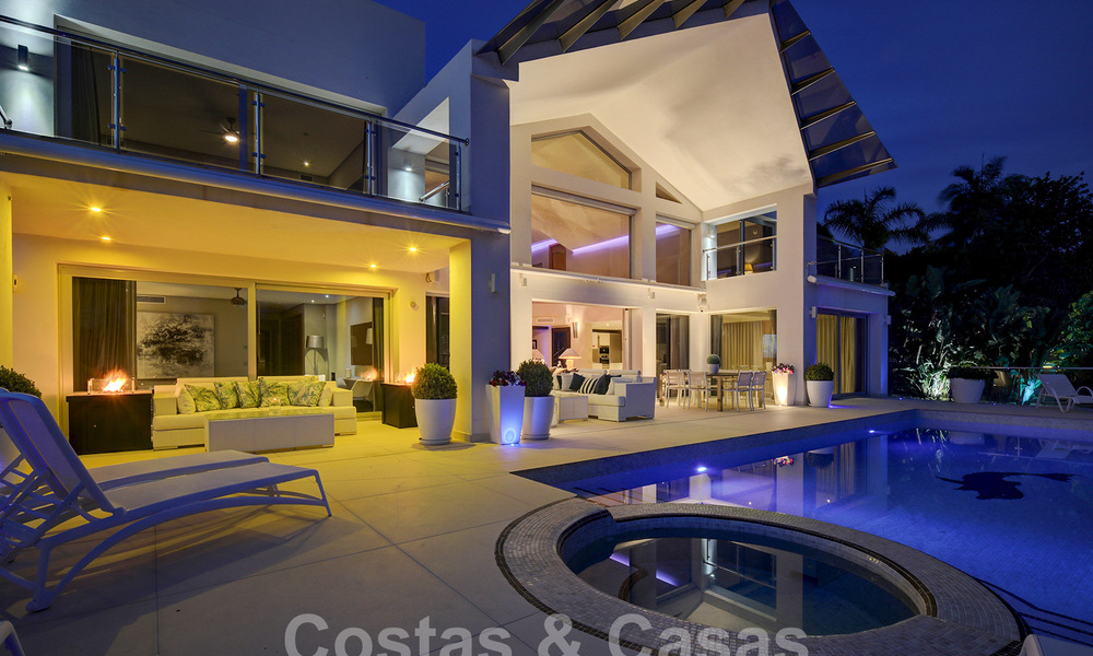 Moderna villa de lujo en venta con vistas al golf en Nueva Andalucía, Marbella 60843