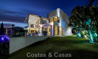 Moderna villa de lujo en venta con vistas al golf en Nueva Andalucía, Marbella 60844 