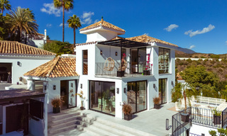 Villa de lujo en venta con diseño moderno-mediterráneo y vistas al mar en Nueva Andalucía, Marbella 60945 