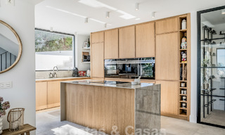 Villa de lujo en venta con diseño moderno-mediterráneo y vistas al mar en Nueva Andalucía, Marbella 60972 