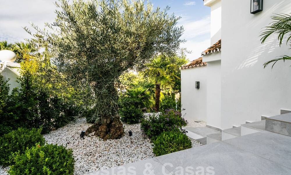 Villa de lujo en venta con diseño moderno-mediterráneo y vistas al mar en Nueva Andalucía, Marbella 61000