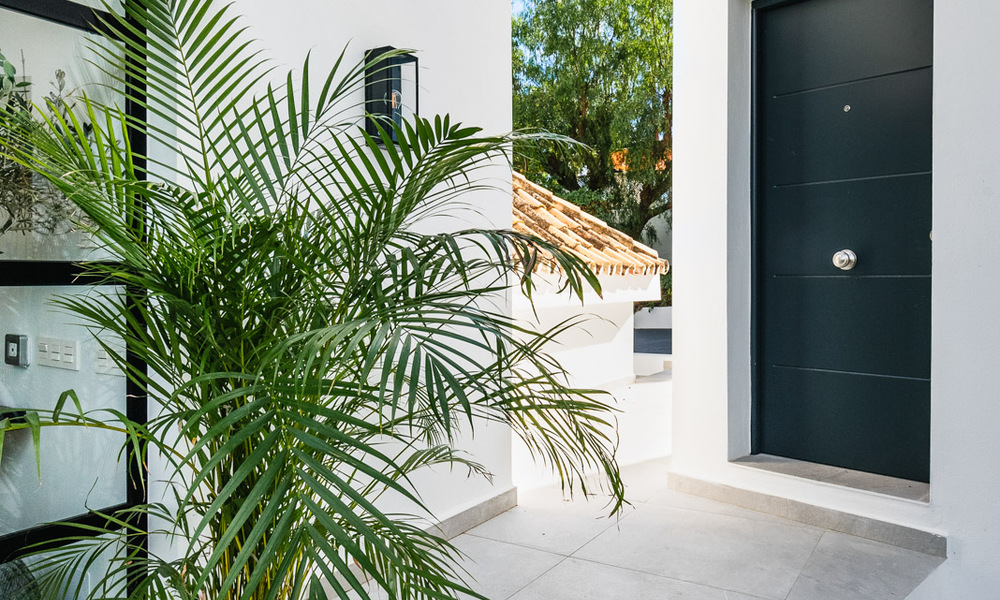 Villa de lujo en venta con diseño moderno-mediterráneo y vistas al mar en Nueva Andalucía, Marbella 61001