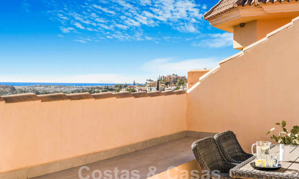 Ático de lujo en venta con vistas al mar y en un complejo de 5 estrellas en Nueva Andalucia, Marbella 60899