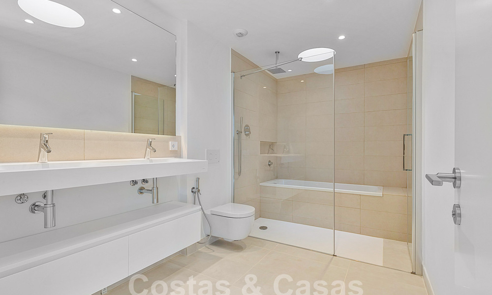 Moderno ático con vistas al mar y piscina privada en venta i/e innovador complejo de estilo de vida en Benalmádena, Costa del Sol 60911