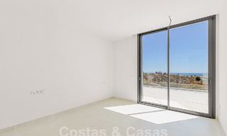 Moderno ático con vistas al mar y piscina privada en venta i/e innovador complejo de estilo de vida en Benalmádena, Costa del Sol 60912 