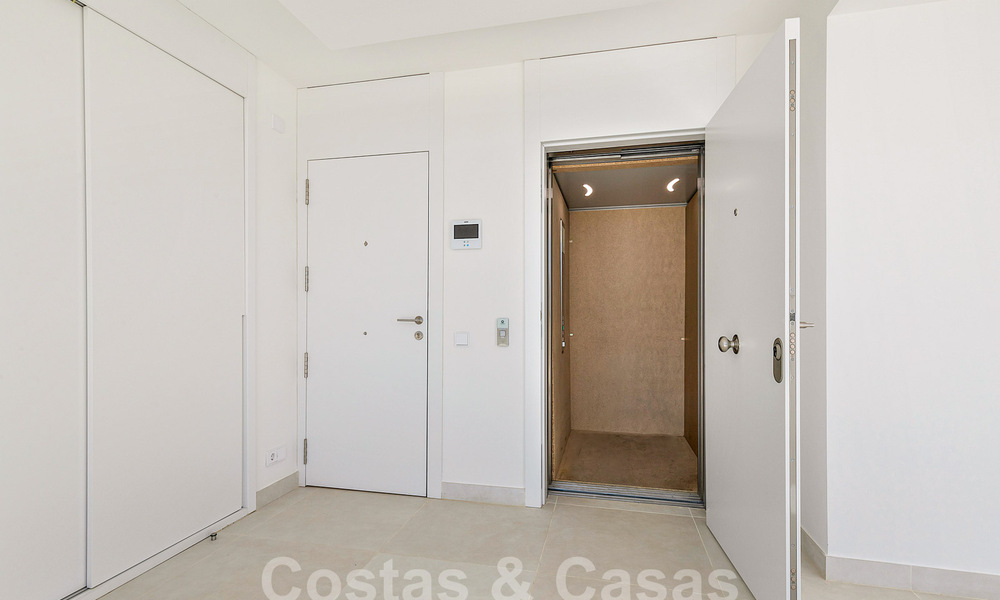 Moderno ático con vistas al mar y piscina privada en venta i/e innovador complejo de estilo de vida en Benalmádena, Costa del Sol 60914