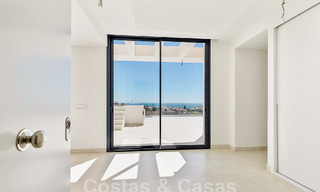 Moderno ático con vistas al mar y piscina privada en venta i/e innovador complejo de estilo de vida en Benalmádena, Costa del Sol 60915 