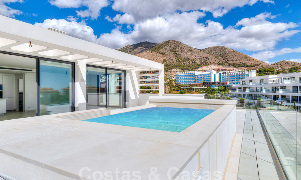 Moderno ático con vistas al mar y piscina privada en venta i/e innovador complejo de estilo de vida en Benalmádena, Costa del Sol 60920