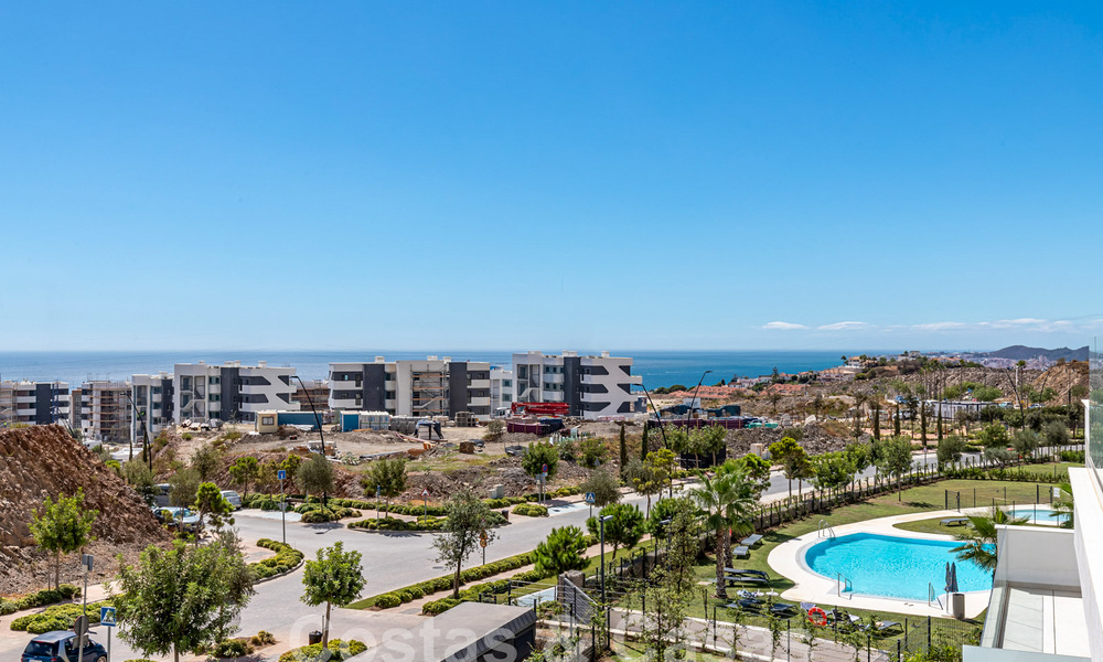 Moderno ático con vistas al mar y piscina privada en venta i/e innovador complejo de estilo de vida en Benalmádena, Costa del Sol 60923