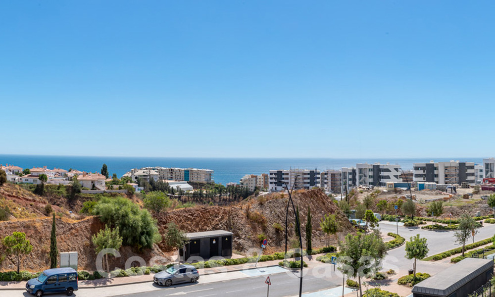 Moderno ático con vistas al mar y piscina privada en venta i/e innovador complejo de estilo de vida en Benalmádena, Costa del Sol 60924