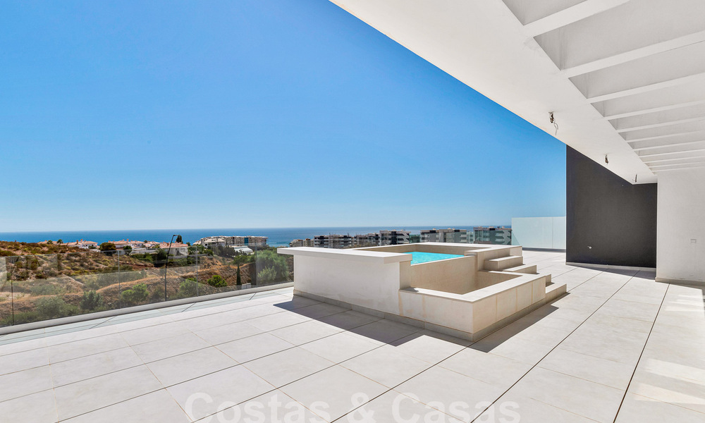 Moderno ático con vistas al mar y piscina privada en venta i/e innovador complejo de estilo de vida en Benalmádena, Costa del Sol 60925