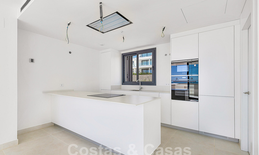 Moderno ático con vistas al mar y piscina privada en venta i/e innovador complejo de estilo de vida en Benalmádena, Costa del Sol 60927